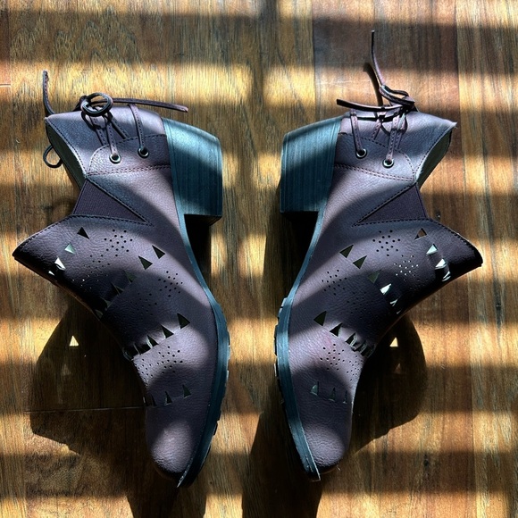 JBU Brown Ankle Booties Women’s Size 9.5 with Stylish Cut-out Design - Picture 3 of 7